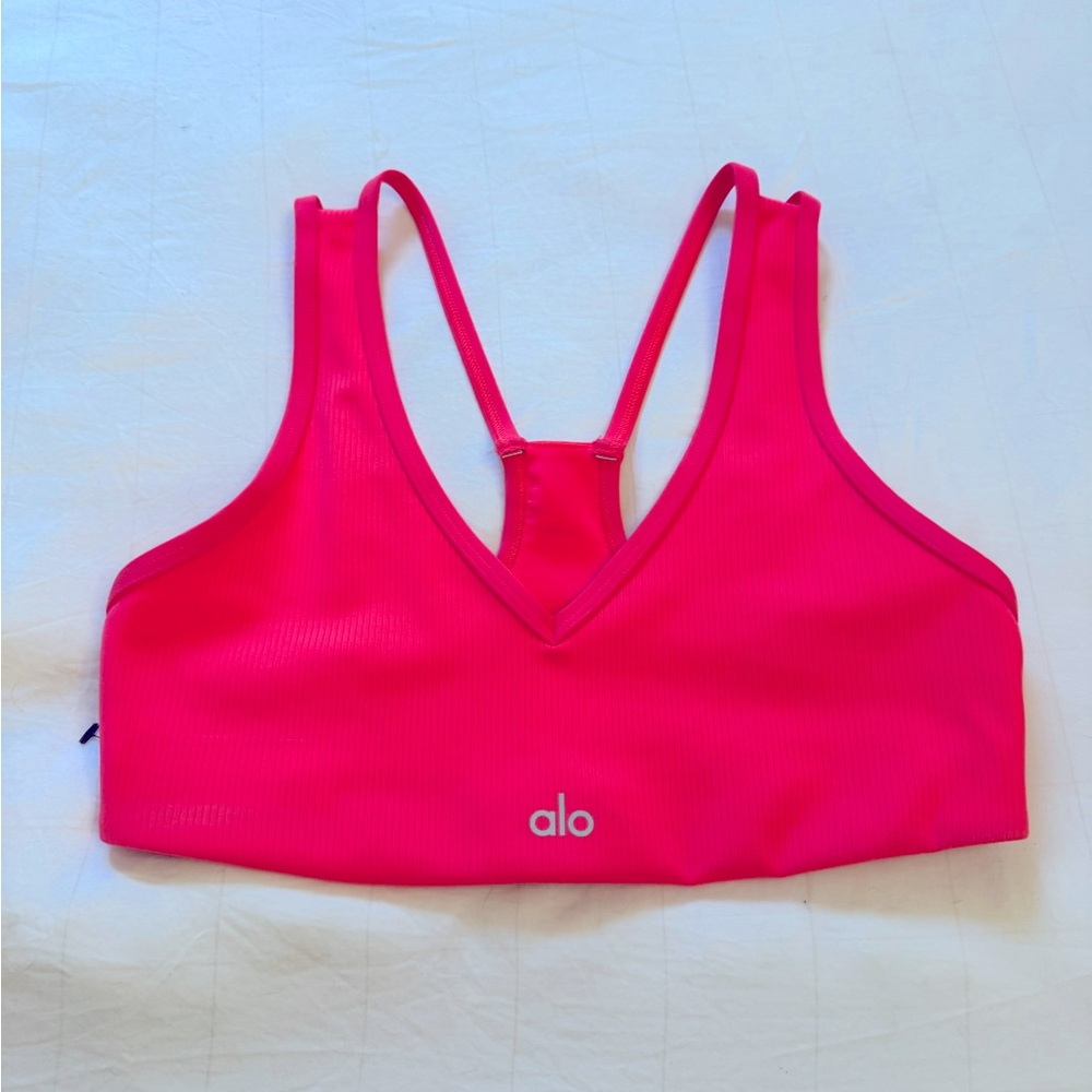 Super rare Alo seamless ribbed favorite bra in Pink Coral! Size S-worn once!